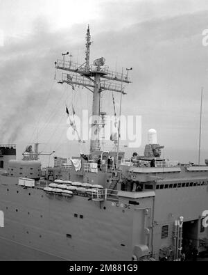 Steuerbordüberblick über den Aufbau des Panzerlandeschiffs USS BARNSTABLE COUNTY (LST-1197) im Gange. Land: Unbekannt Stockfoto