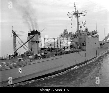 Von Steuerbord aus kann man das Panzerlandeschiff USS BARNSTABLE COUNTY (LST-1197) sehen. Land: Unbekannt Stockfoto