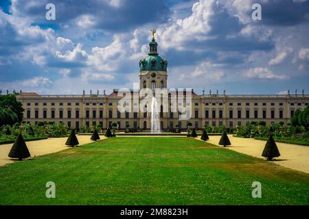 Berlin, Deutschland - Juni 25 2022: Schloss Charlottenburg in Berlin mit schönem grünen Park im Sommer Stockfoto