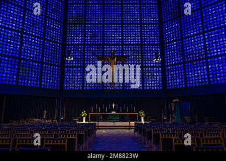 Berlin, Deutschland - Juni 26 2022: Kaiser-Wilhelm-Gedächtnis-Kirche schönes dunkelblaues Innere Berlins, schönste Kirchen in Europa Stockfoto