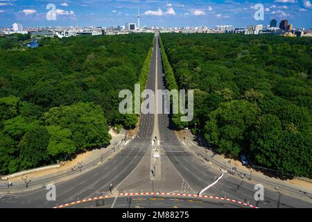 Panoramablick auf die nachhaltige autofreie Straße von Berlin mit den berühmten Sehenswürdigkeiten in der Ferne. Von der Siegessäule erschossen Stockfoto