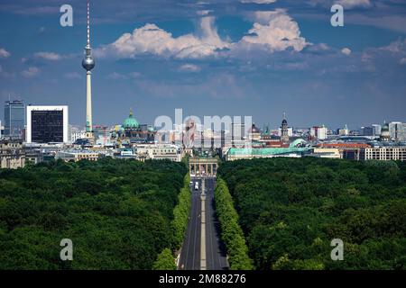 Berlin, Deutschland - Juni 26 2022: Panoramablick auf ganz Berlin, aufgenommen von der Spitze der Siegessäule, mit dem riesigen grünen Zoo im Vordergrund. Die Stockfoto