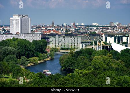 Berlin, Deutschland - Juni 26 2022: Blick aus der Vogelperspektive auf das Berliner Regierungsviertel von der Spitze der Siegessäule Stockfoto