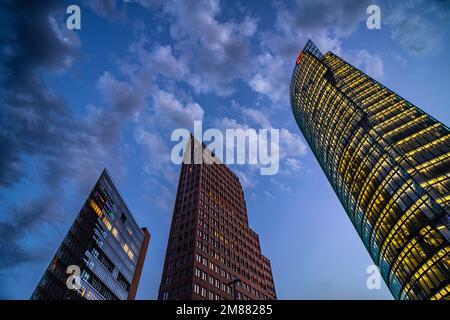 Berlin, Deutschland - Juni 27 2022: Die Wolkenkratzer des Potsdamer Platzes in Berlin schossen von unten, bei Sonnenuntergang Stockfoto