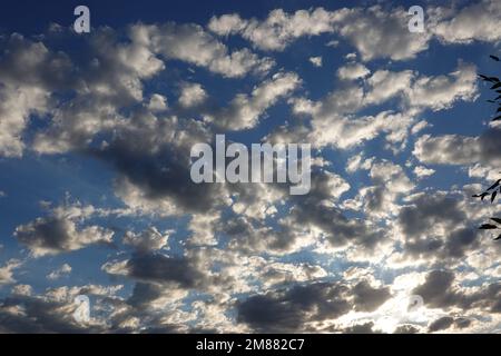 Schönwetterwolken kurz vor Sonnenuntergang Stockfoto