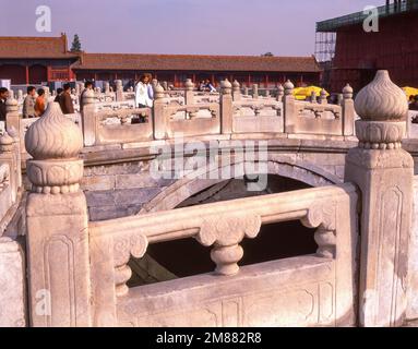 Fünf weiße Marmorbrücken am inneren Golden Water River, der Verbotenen Stadt (Zǐjìnchéng), Dongcheng, Peking, Volksrepublik China Stockfoto