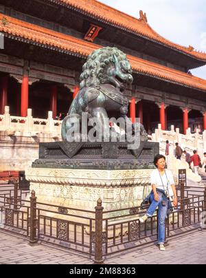 Bronzelion-Statue vor der Halle der Obersten Harmonie, äußerer Gerichtshof der Verbotenen Stadt (Zǐjìnchéng), Dongcheng, Peking, Volksrepublik China Stockfoto