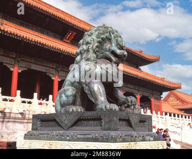 Bronzelion-Statue vor der Halle der Obersten Harmonie, äußerer Gerichtshof der Verbotenen Stadt (Zǐjìnchéng), Dongcheng, Peking, Volksrepublik China Stockfoto