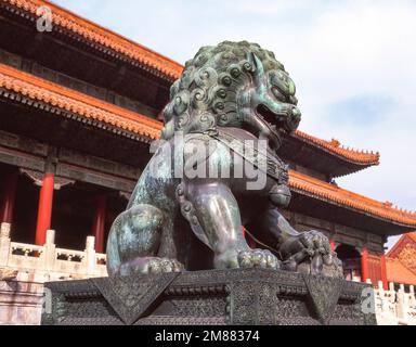 Bronzelion-Statue vor der Halle der Obersten Harmonie, äußerer Gerichtshof der Verbotenen Stadt (Zǐjìnchéng), Dongcheng, Peking, Volksrepublik China Stockfoto