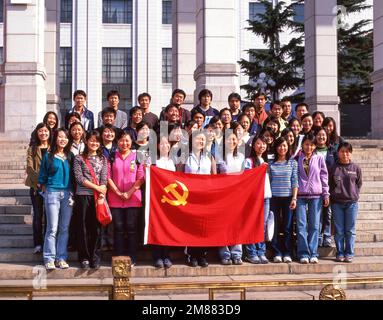 Chinesische Studentengruppe, die für ein Foto posiert auf dem Tiananmen-Platz, Dongcheng, Peking, Peking und Nordosten, der Volksrepublik China Stockfoto