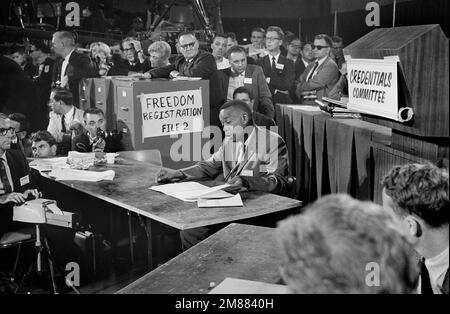 Aaron Henry, Vorsitzender der Mississippi Freedom Democratic Party Delegation, spricht vor dem Zeugnisausweis-Komitee, dem Demokratischen Nationalkongress, Atlantic City, New Jersey, USA, Warren K. Leffler, US News & World Report Magazine Collection, 22. August 1964 Stockfoto