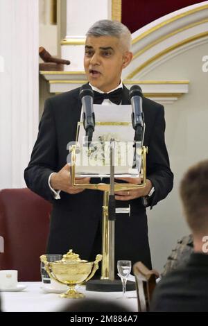 Bürgermeister von London Sadiq Khan während einer Rede im Mansion House im Zentrum von London, in der er die Regierung kritisierte, die den "immensen Schaden", den der Brexit dem Land anrichtet, "unterlasse und vermeide". Foto: Donnerstag, 12. Januar 2023. Stockfoto