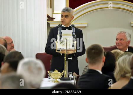 Bürgermeister von London Sadiq Khan während einer Rede im Mansion House im Zentrum von London, in der er die Regierung kritisierte, die den "immensen Schaden", den der Brexit dem Land anrichtet, "unterlasse und vermeide". Foto: Donnerstag, 12. Januar 2023. Stockfoto