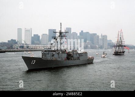 Eine Luftbrücke am Bug der geführten Raketenfregatte USS SAMUEL ELIOT MORISON (FFG-13) und einer US-amerikanischen Patrouillenboot der Küstenwache begleitet die 44-Pistolen-Segelfregatte USS CONSTITUTION während der jährlichen Rundfahrt im Hafen. Nach einem 21-Schuss-Salut an die Nation wird die VERFASSUNG in entgegengesetzter Richtung an ihren Liegeplatz zurückgebracht, um ihr zu helfen, gleichmäßig zu wettern und den Wald zu erhalten. Basis: Boston Harbor State: Massachusetts (MA) Land: Vereinigte Staaten von Amerika (USA) Stockfoto