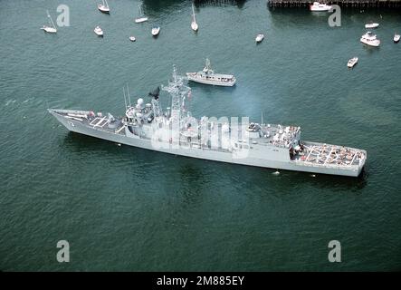 Ein Luftblick auf die geführte Raketenfregatte USS SAMUEL ELIOT MORISON (FFG-13), die im Hafen vor Anker liegt und während der jährlichen Rundfahrt für die 44-Pistolen-Segelfregatte USS CONSTITUTION als Begleitschiff diente. Basis: Boston Harbor State: Massachusetts (MA) Land: Vereinigte Staaten von Amerika (USA) Stockfoto