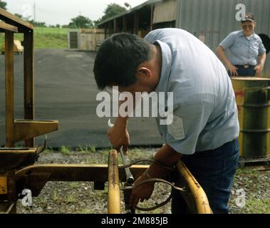 Aviation Support Equipment Technician 1. Class Romeo Villanueva bereitet sich auf Sandstrahlen und Lackieren gelber Ausrüstung in der Bodenunterstützung Equipment Facility, Aircraft Intermediate Maintenance Department vor. Basis: NAS, Roosevelt Roads Bundesstaat: Puerto Rico (PR) Land: Vereinigte Staaten von Amerika (USA) Stockfoto