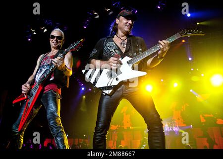 Rudolf Schenker (Gitarrist) und Matthias Jabs (Gitarrist) der deutschen Rockband-Skorpione leben auf der Bühne. Lissabon, 2011 Stockfoto