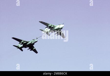 Ein KA-6D Intruder-Flugzeug, vorne, betankt ein EA-6B Prowler-Flugzeug während des Fluges. Land: Unbekannt Stockfoto