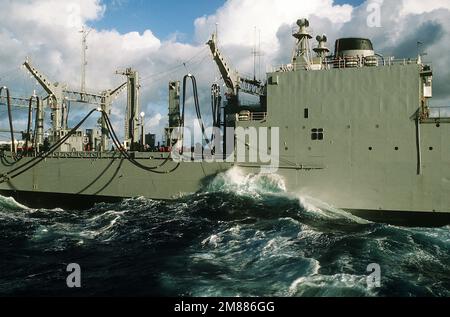 Eine Hafenansicht des Nachfüllölers USS KALAMAZOO (AOR-6), der auf hoher See eine Nachfülloperation durchführt. Land: Unbekannt Stockfoto