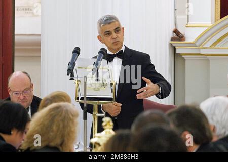 Bürgermeister von London Sadiq Khan während einer Rede im Mansion House im Zentrum von London, in der er die Regierung kritisierte, die den "immensen Schaden", den der Brexit dem Land anrichtet, "unterlasse und vermeide". Foto: Donnerstag, 12. Januar 2023. Stockfoto