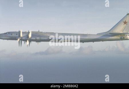 Eine Air-to-Air-Ansicht von links eines sowjetischen TU-95 Bear-Flugzeugs. Land: Unbekannt Stockfoto