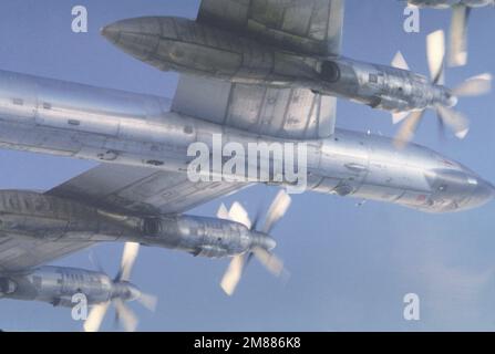 Eine Luft-Luft-Untersicht der gegenläufigen Propeller eines sowjetischen TU-95 Bear-Flugzeugs. Land: Unbekannt Stockfoto