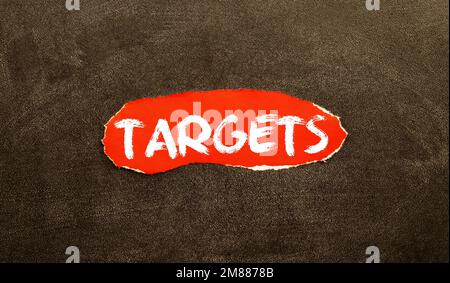 ZIELTEXT auf Holzwürfeln auf weißem Hintergrund. Stockfoto