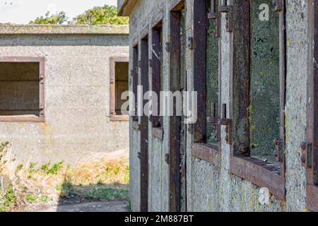 Militärbunker und -Gebäude auf der Insel Inchcolm als Teil der Mittellinie der vierten Verteidigung im Ersten und Zweiten Weltkrieg Stockfoto