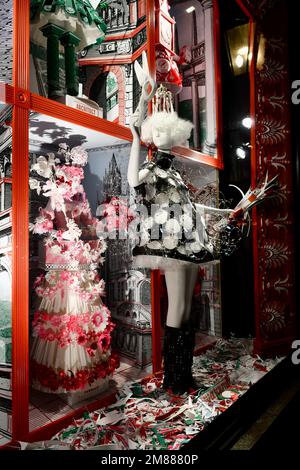 Zuschauer über Holiday Fenster Anzeige bei Bergdorf Goodman in NEW YORK. Stockfoto
