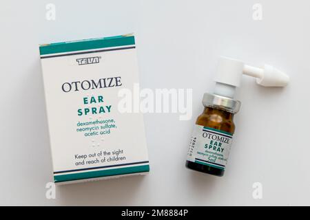 Schachtel und Flasche Dexamethason Otomize Ohrenspray, verschreibungspflichtiges Medikament bei äußeren Gehörgangsinfektionen Stockfoto