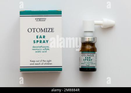 Schachtel und Flasche Dexamethason Otomize Ohrenspray, verschreibungspflichtiges Medikament bei äußeren Gehörgangsinfektionen Stockfoto