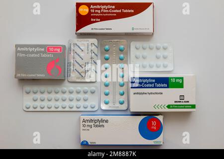 Faltschachteln und Blisterpackungen verschiedener Generika mit 10mg Amitriptylin-Hydrochlorid-Tabletten auf weißem Hintergrund Stockfoto