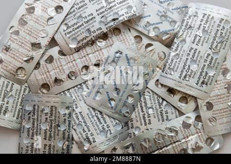 Gebrauchte, leere Blisterpackungen verschiedener Generika von 10mg Amitriptylin-Hydrochlorid Stockfoto