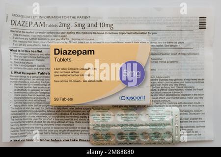 Faltschachtel, Gebrauchsinformation und Blisterpackung mit generischen Crescent 5mg Diazepam Tabletten Stockfoto