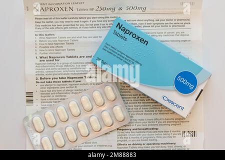 Faltschachtel, Gebrauchsinformation und Blisterpackung mit generischen Crescent 500mg Naproxen Tabletten Stockfoto