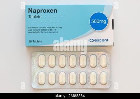 Faltschachtel und Blisterpackung mit generischen Crescent 500mg Naproxen Tabletten auf weißem Hintergrund Stockfoto