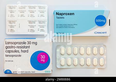 Faltschachtel und Blisterpackung mit generischen 500mg Naproxen Tabletten und 30mg Lansoprazol Kapseln, die oft zusammen verschrieben werden Stockfoto