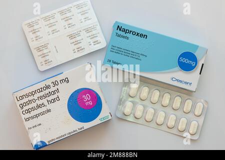 Faltschachtel und Blisterpackung mit generischen 500mg Naproxen Tabletten und 30mg Lansoprazol Kapseln, die oft zusammen verschrieben werden Stockfoto