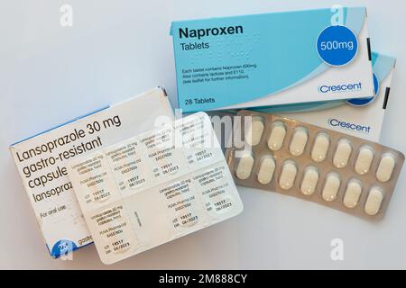 Faltschachtel und Blisterpackung mit generischen 500mg Naproxen Tabletten und 30mg Lansoprazol Kapseln, die oft zusammen verschrieben werden Stockfoto