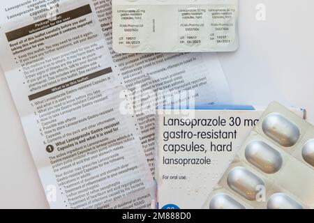 Faltschachtel, Gebrauchsinformation und Blisterpackung mit generischem Pliva Teva 30mg Lansoprazol Tabletten/Kapseln Stockfoto