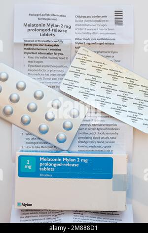 Faltschachtel, Gebrauchsinformation und Blisterpackung mit Melatonin Mylan 2mg Retardtabletten Stockfoto