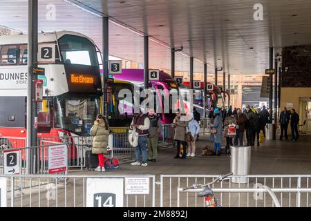 Am Busbahnhof Parnell Place in Cork, Irland, stehen Schlangen für Busse und Reisebusse an. Stockfoto