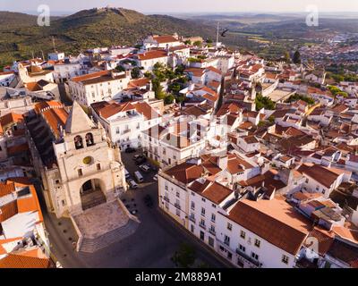 Unvergleichlicher Panoramablick auf Elvas mit Hauptplatz und Kathedrale Stockfoto