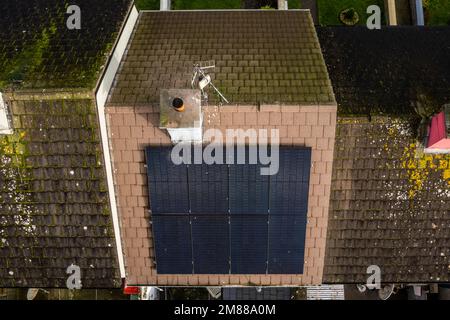 Acht elektrische Solarzellen auf dem Dach eines Haushauses in West Cork, Irland. Stockfoto