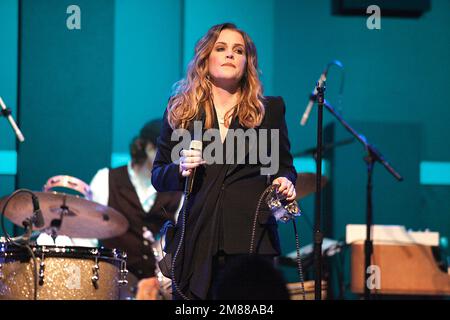 Lisa Marie Presley, Berichten zufolge in kritischem Zustand und in Koma. Lisa Marie Presley tritt am 11. Juni 2012 im World Cafe Live in Philadelphia, Pa, auf. © Star Shooter/MediaPunch Stockfoto