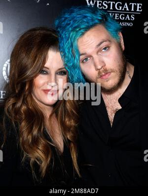 Lisa Marie Presley, Berichten zufolge in kritischem Zustand und in Koma. 12. Juli 2020 - Benjamin Keough, Sohn von Lisa Marie Presley und Enkel von Elvis Presley, tot um 27 Uhr wegen scheinbarem Selbstmord. Dateifoto: 23. April 2015 - Las Vegas, Nevada - Lisa Marie Presley, Benjamin Keough. Red Carpet Premiere der Musical-Produktion „The Elvis Experience“ im Westgate Las Vegas Resort and Casino. Bildnachweis: MJT/AdMedia/MediaPunch Stockfoto