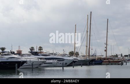 Portugal, Vilamoura, 02.01.2023. Marina de Vilamoura. Yachten stehen an einem bewölkten Tag am Pier. Teure Yachten. Stockfoto