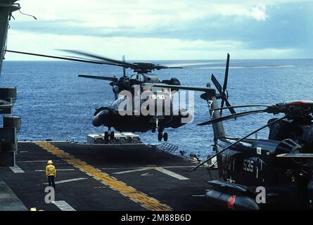 EIN US-AMERIKANISCHER Marine Corps RH-53D Sea Hallion Helicopter landet auf dem Deck des Amphibienschiffs USS GUADALCANAL (LPH-7). Land: Unbekannt Stockfoto