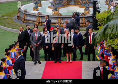 Caracas, Venezuela. 12. Januar 2023. Nicolas Maduro, Präsident von Venezuela, geht neben seiner Frau, Cilia Flores, im Palacio Federal Legislativo vor seiner jährlichen Ansprache vor der Nation. Kredit: Pedro Rances Mattey/dpa/Alamy Live News Stockfoto