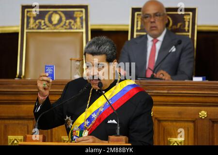 Caracas, Venezuela. 12. Januar 2023. Nicolas Maduro, Präsident von Venezuela, hält die Jahresrede vor der Nation und zeigt eine Miniausgabe der Verfassung im Palacio Federal Legislativo. Kredit: Pedro Rances Mattey/dpa/Alamy Live News Stockfoto